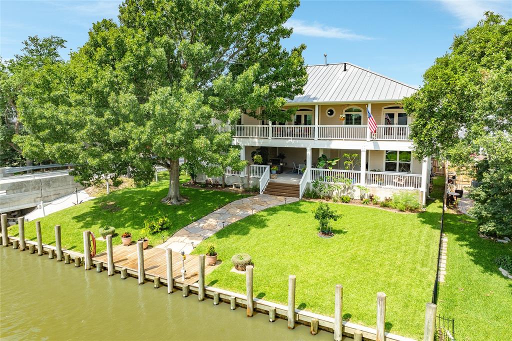 1600 sq. ft of outdoor deck space