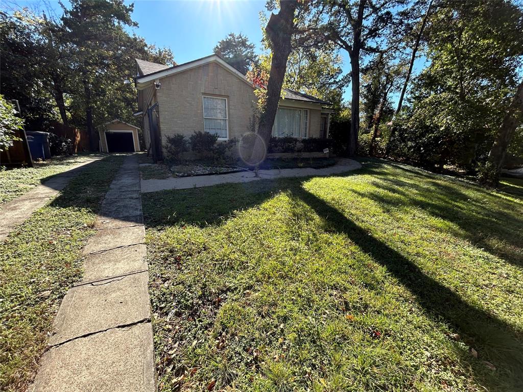 a view of a house with a yard