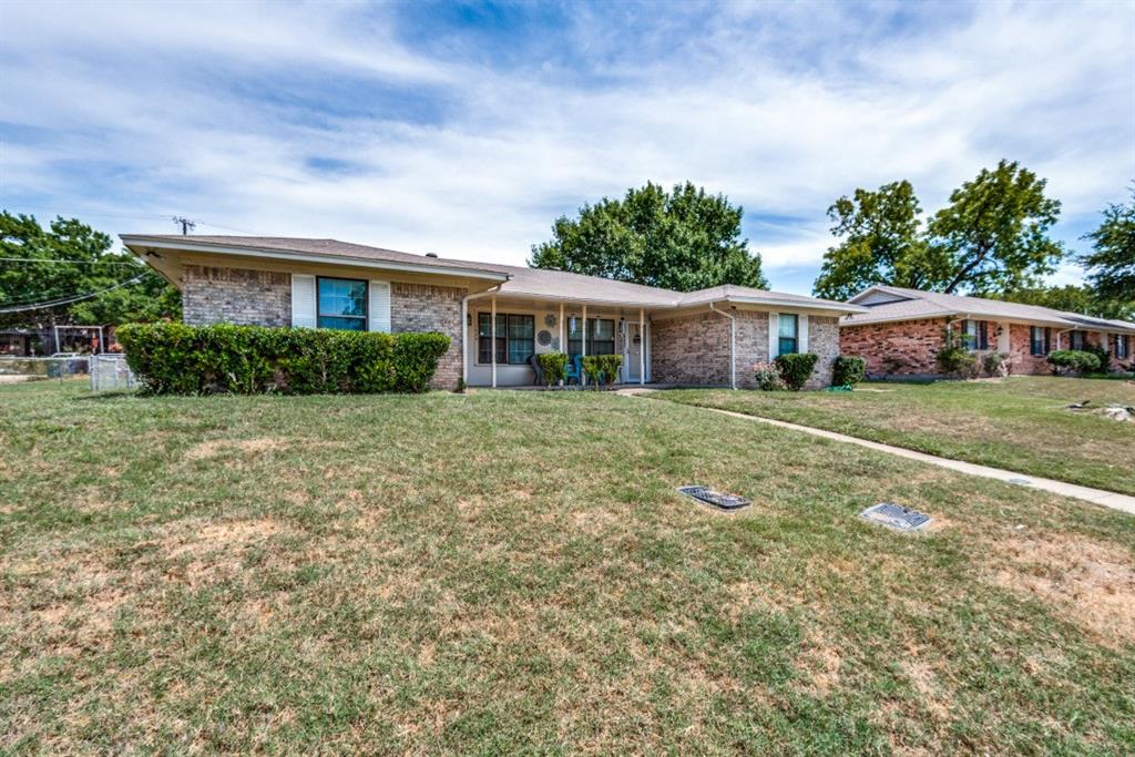 a view of a house with a yard