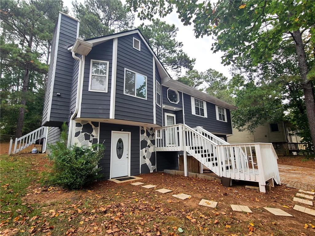 a view of a house with a yard