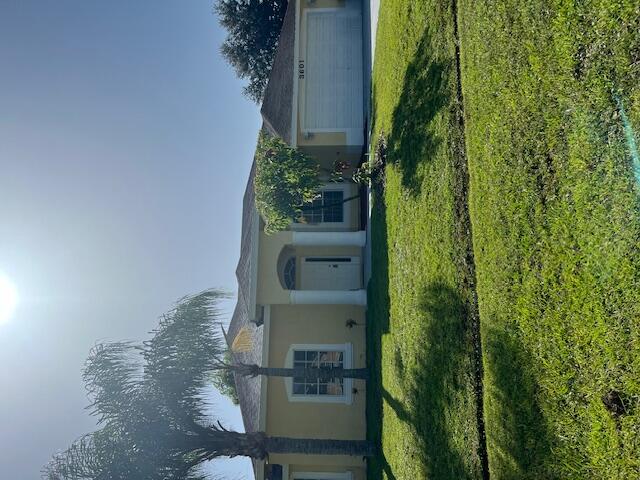 a view of a house with a yard