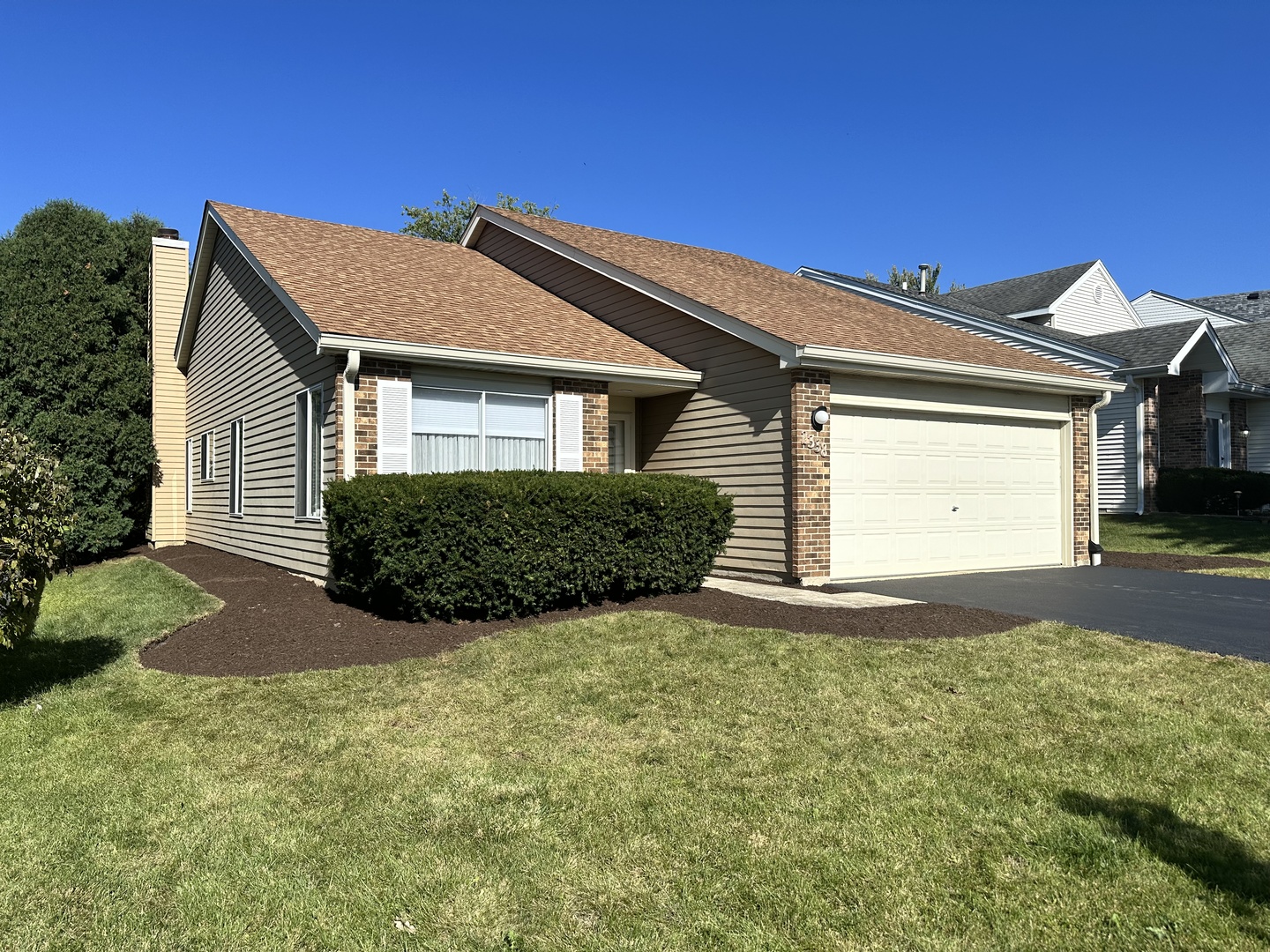 a view of front of a house with garage