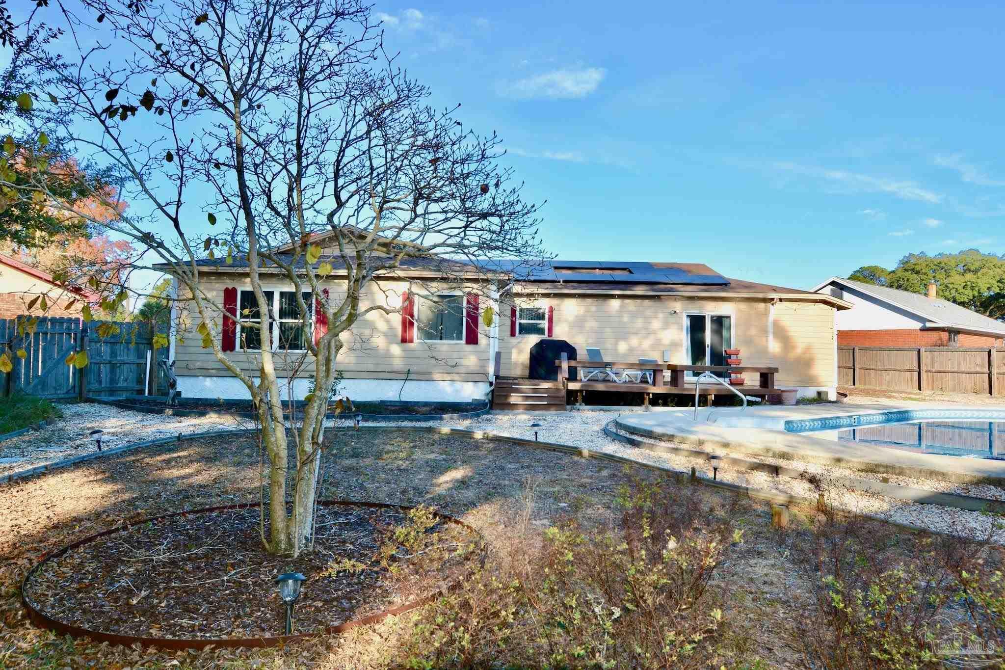 a view of a house with backyard