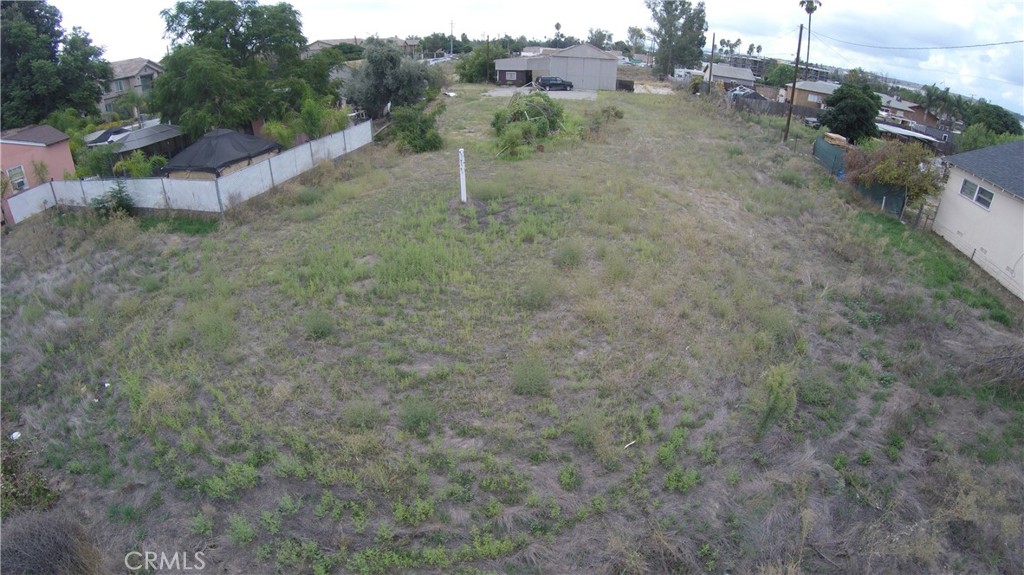 a view of a dry yard with trees