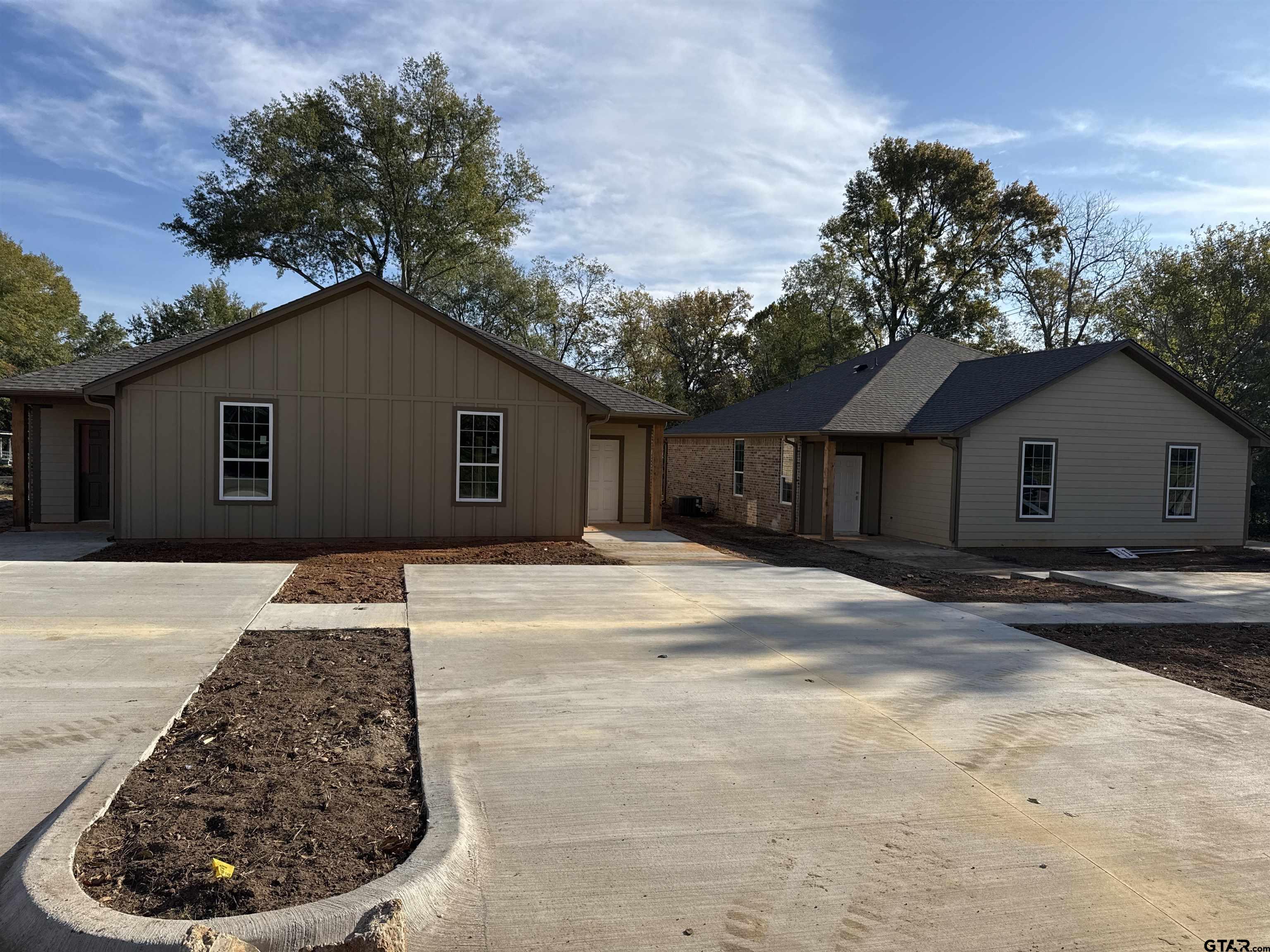 a view of a house with backyard