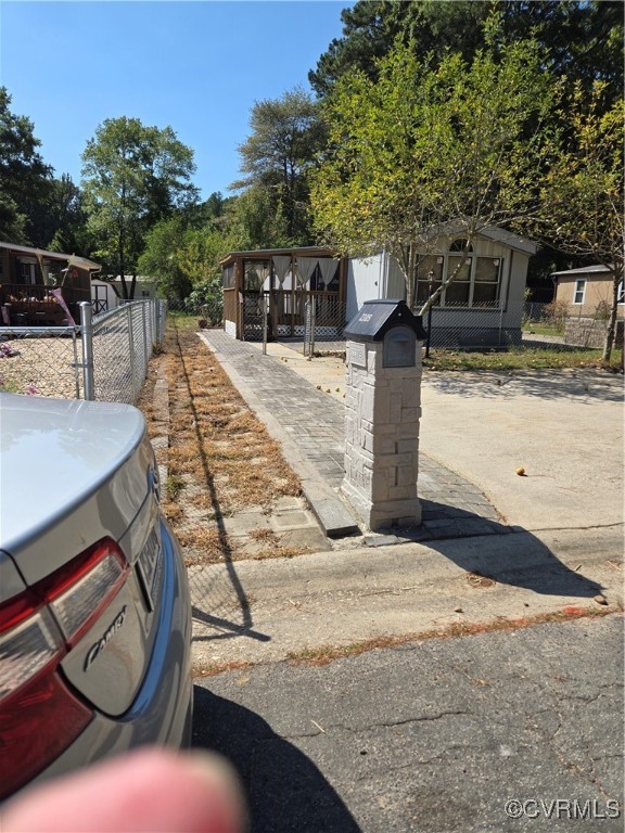 a view of a house with backyard