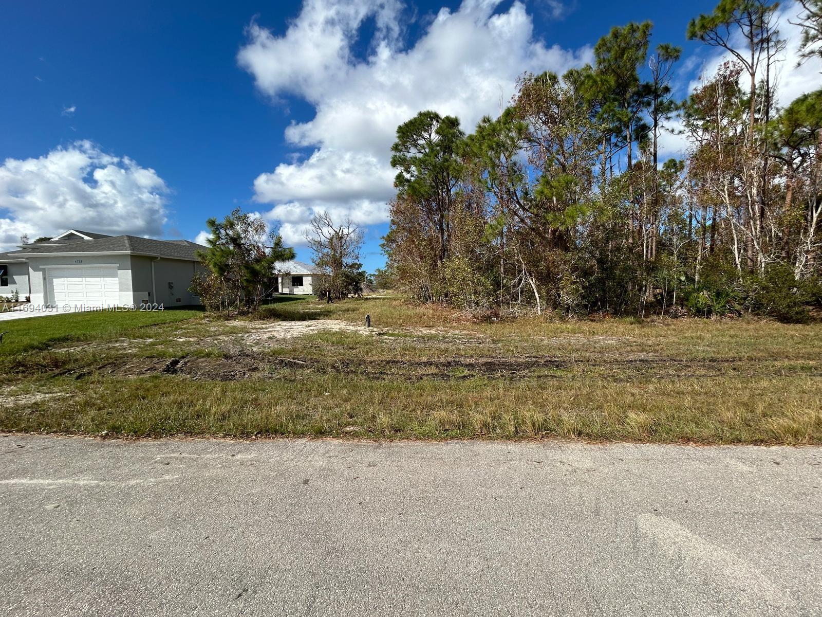 a view of a yard with a house