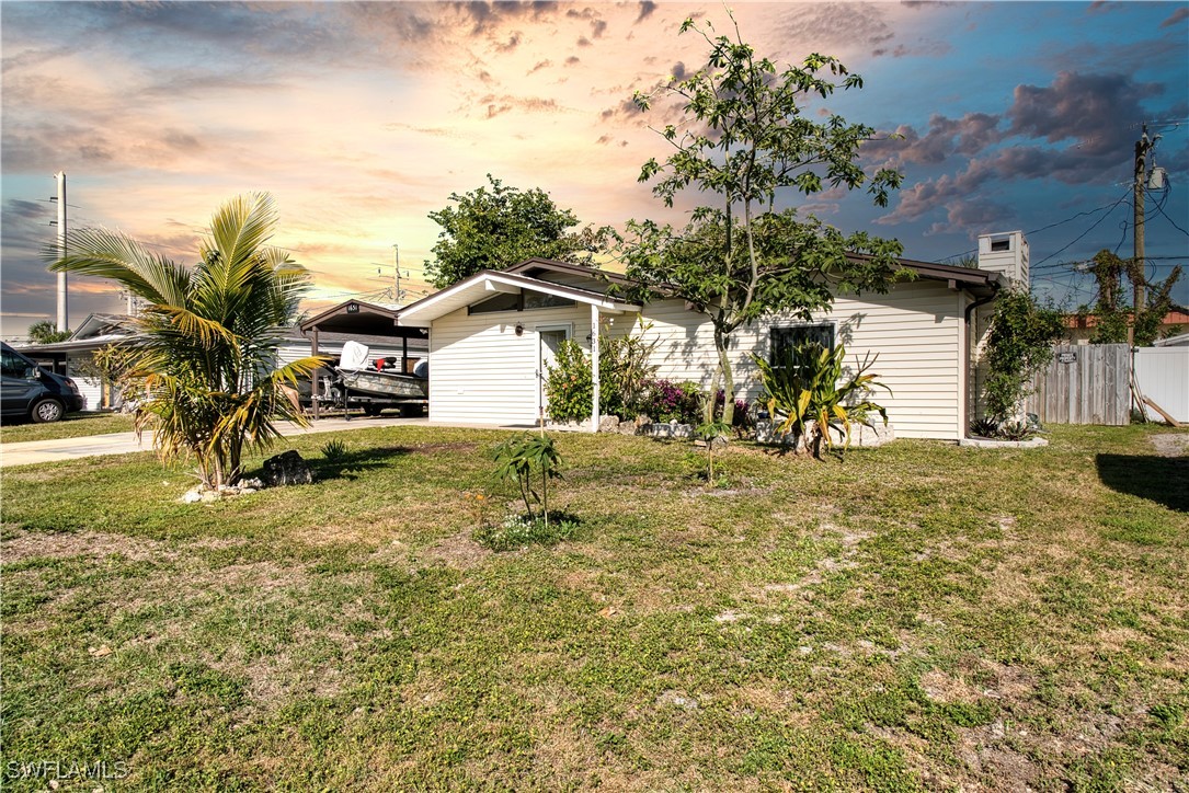 a view of a house with a yard