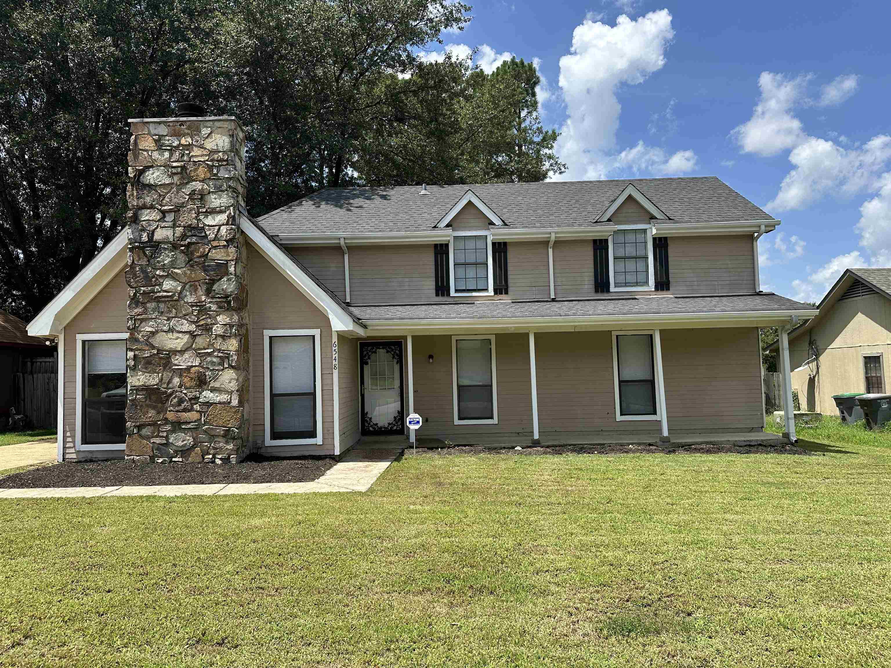 View of front of house featuring a front yard