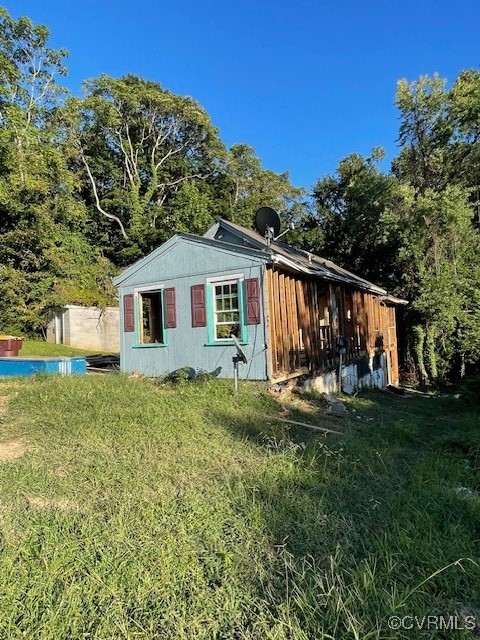 a view of a house with backyard and garden