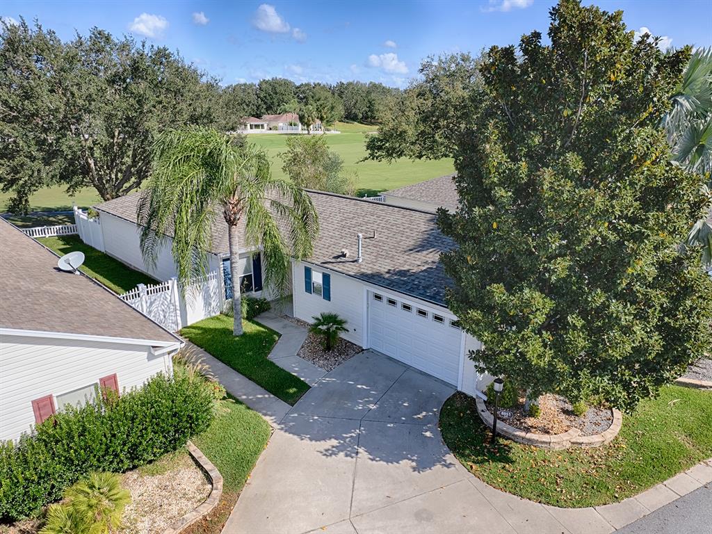 a view of a backyard