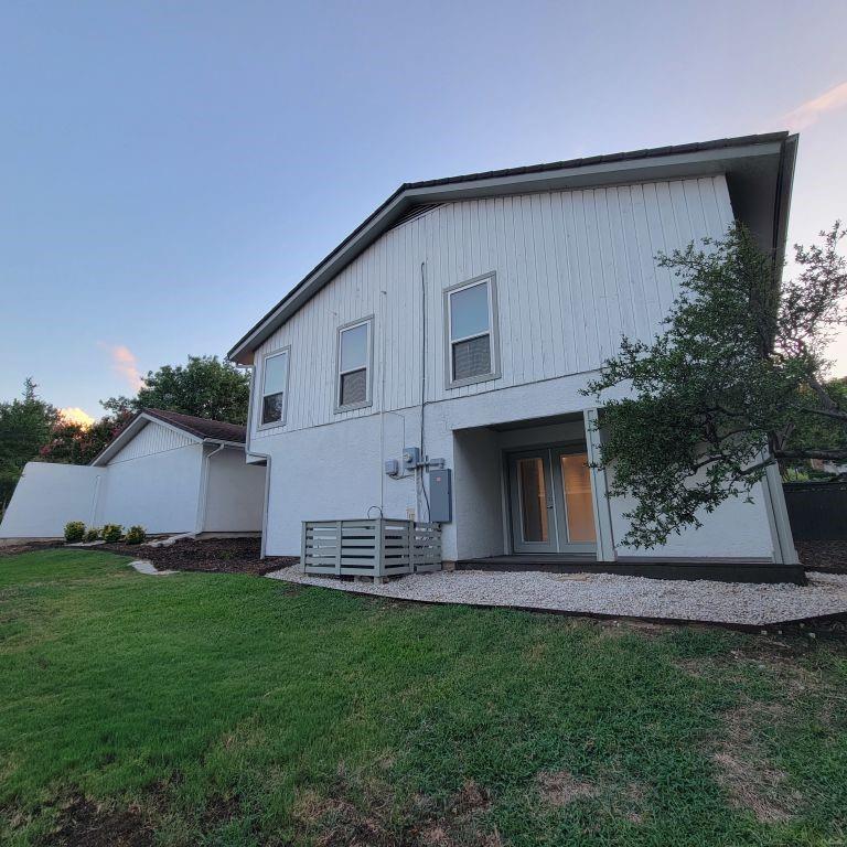 a view of a house with backyard and garden