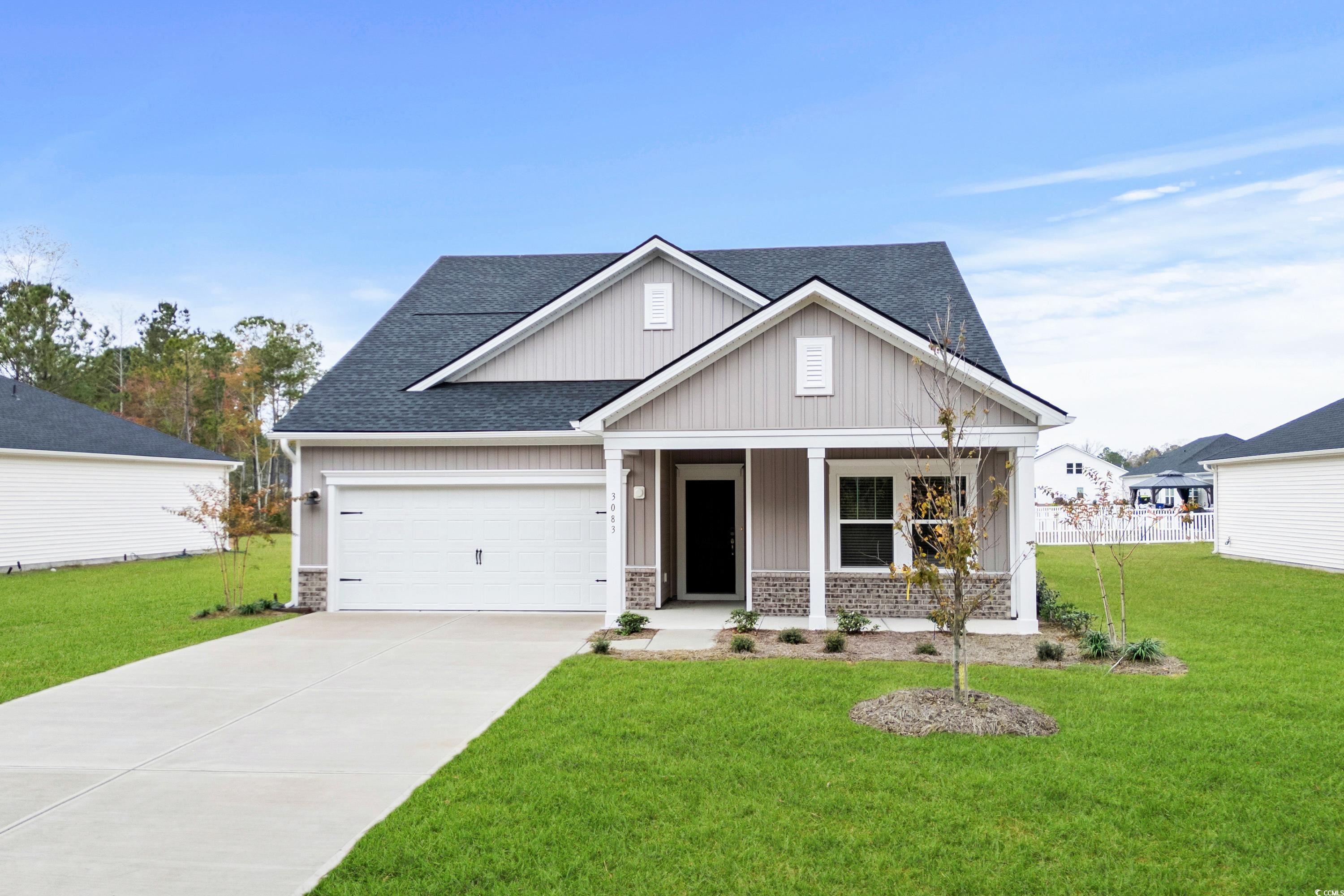 Craftsman inspired home with a front yard, a porch