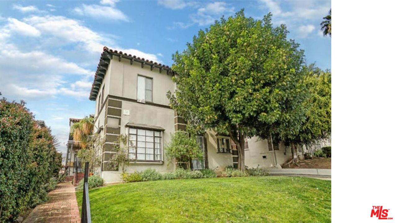 a view of a house with a yard