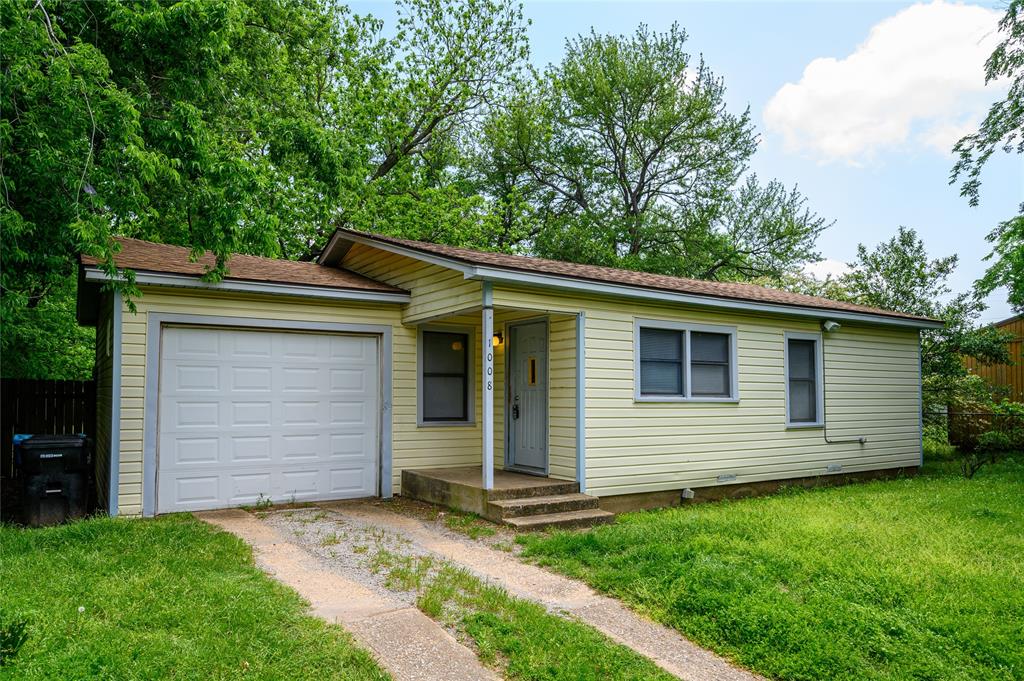 a view of a house with a backyard