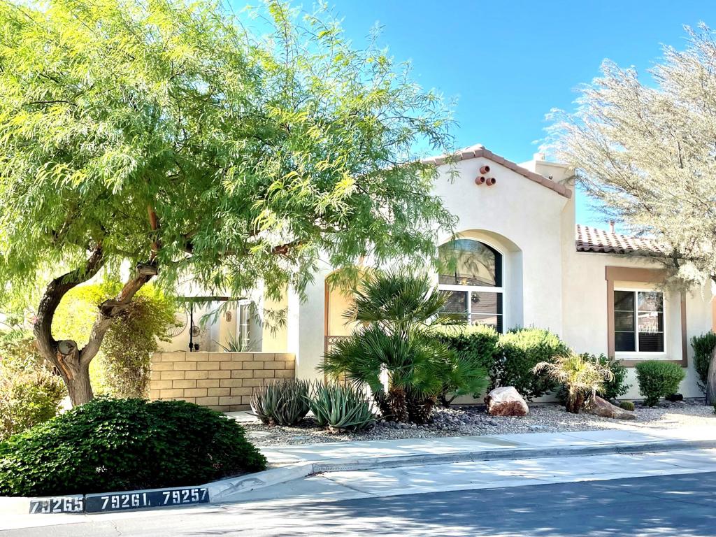 a view of entryway and yard