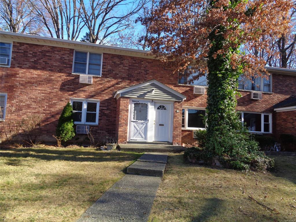 View of front of house featuring a front yard