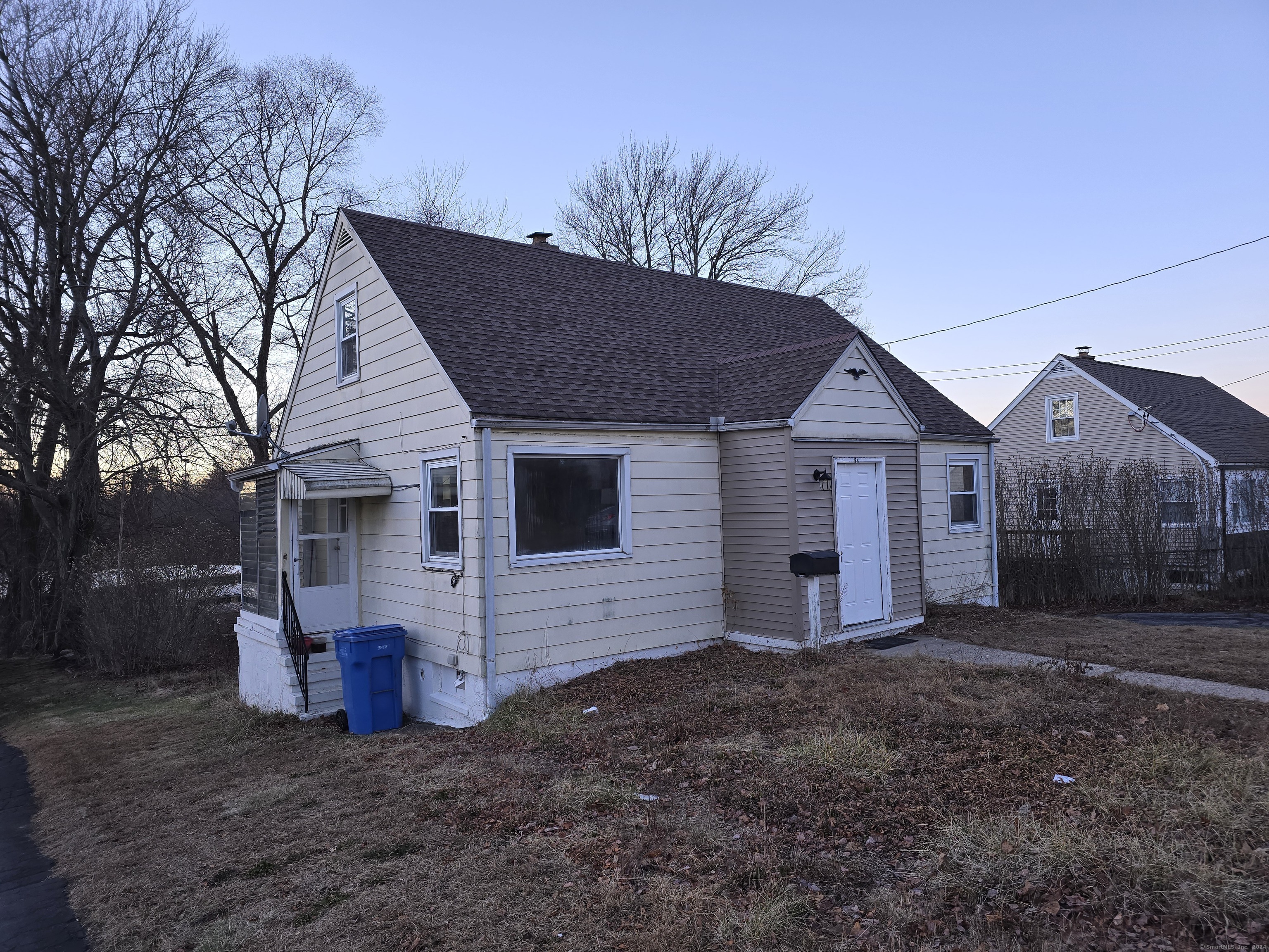 a view of a house with backyard