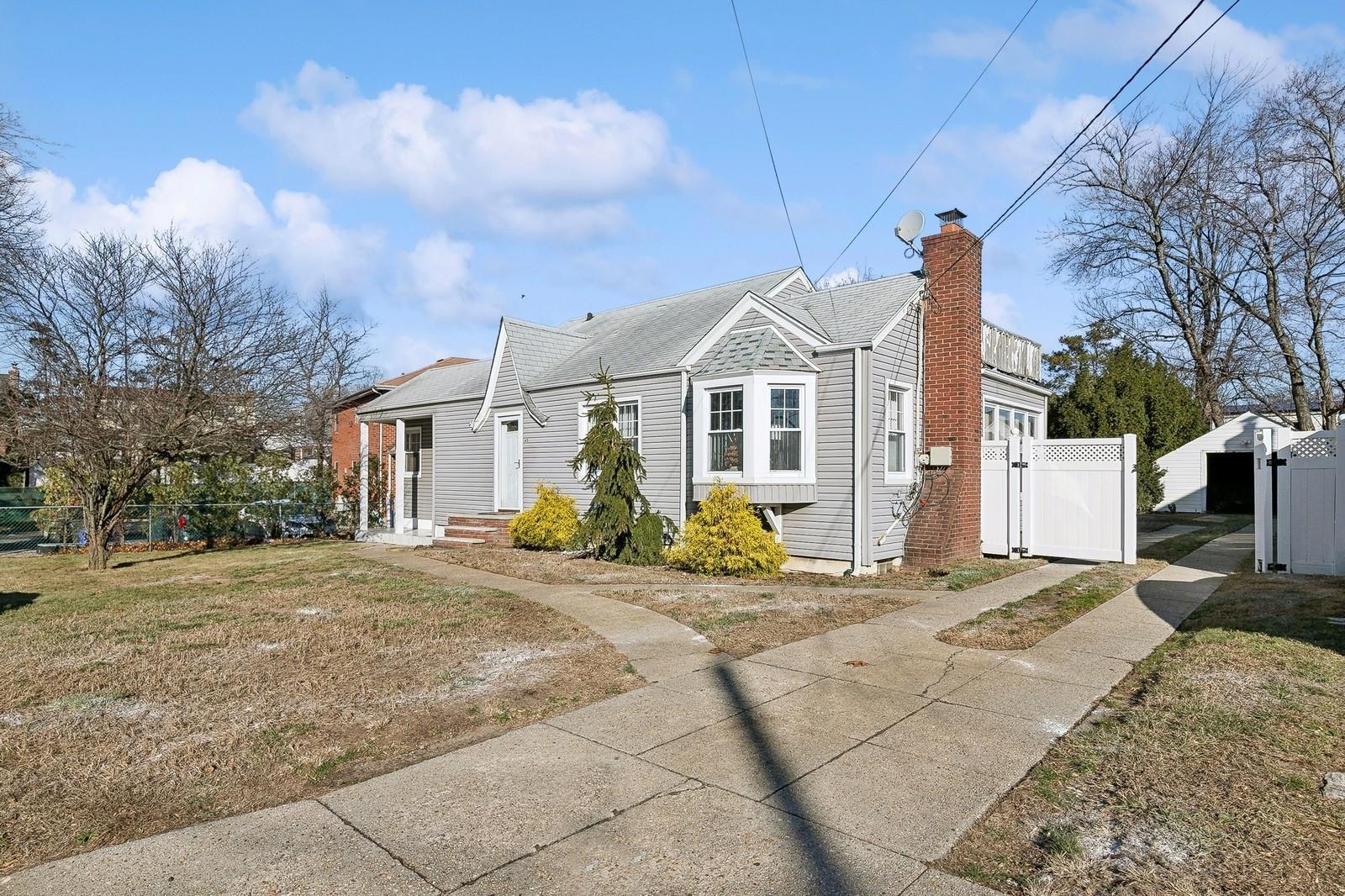 a view of a house with backyard and roof