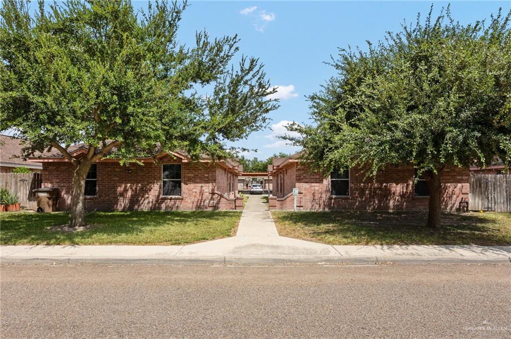 a view of a yard in front of a house