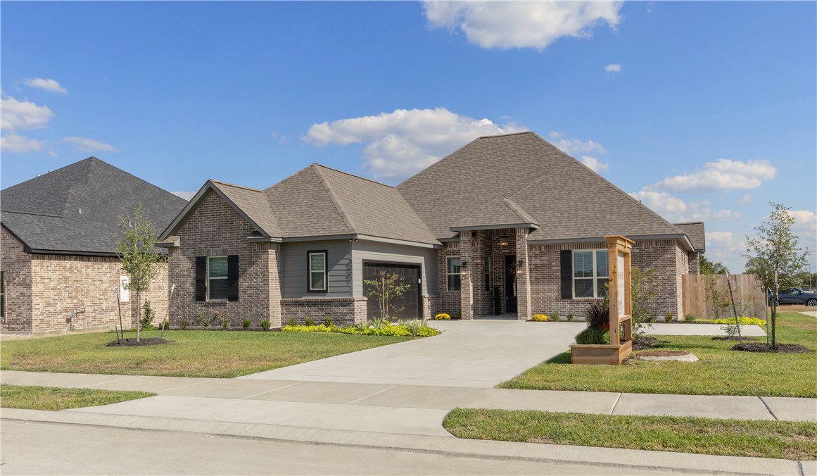 View of front of property featuring a front yard