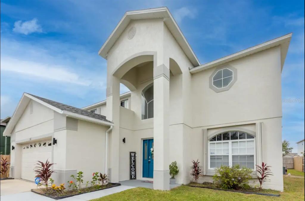 a view of a house with a yard