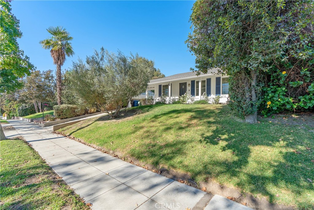 a view of a house with a backyard