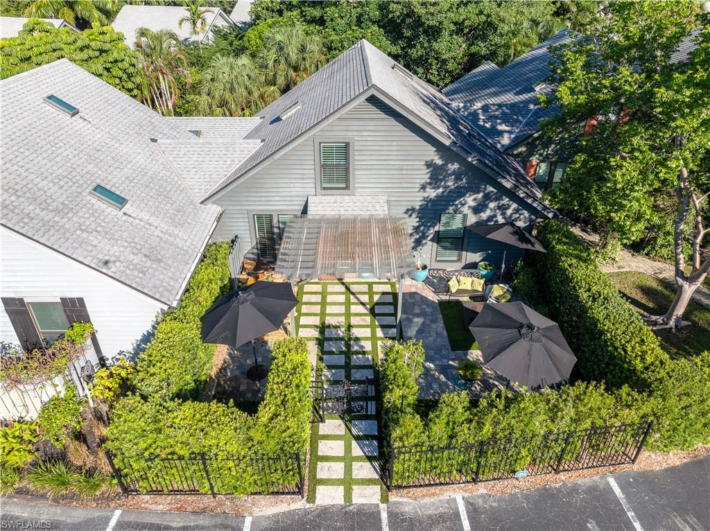 a view of a back yard of the house and green space