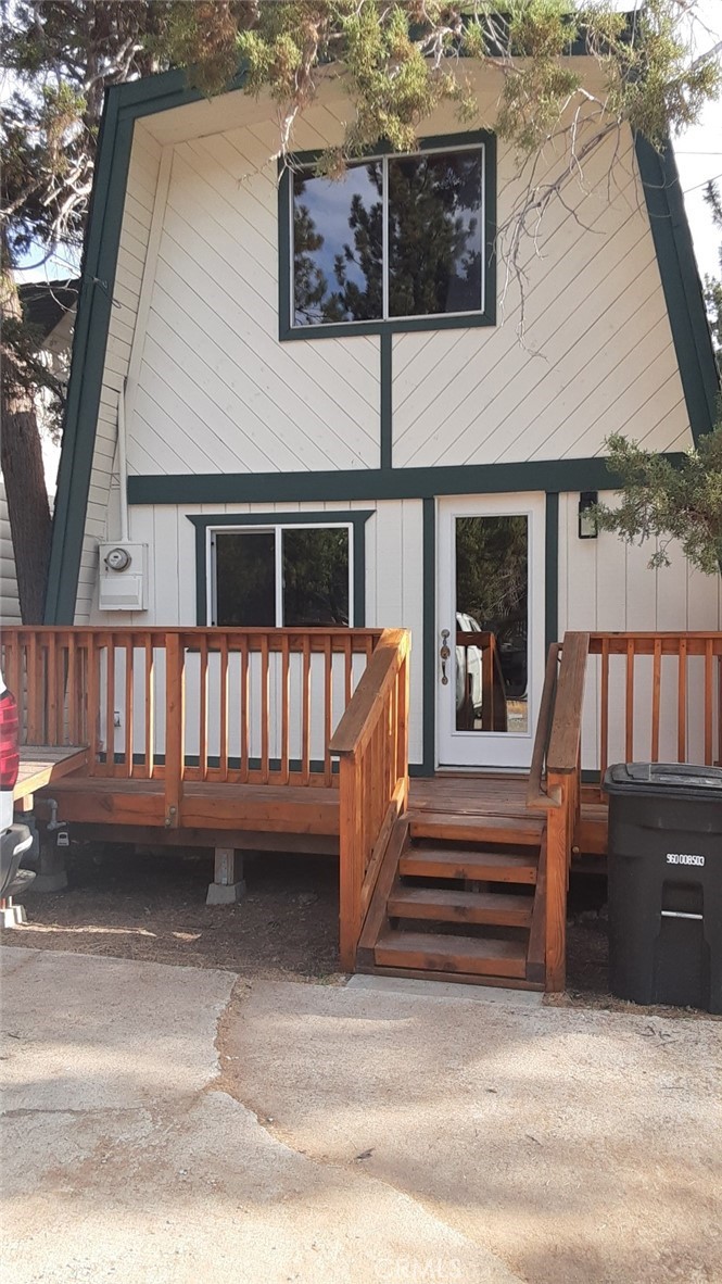 a view of a house with backyard and deck