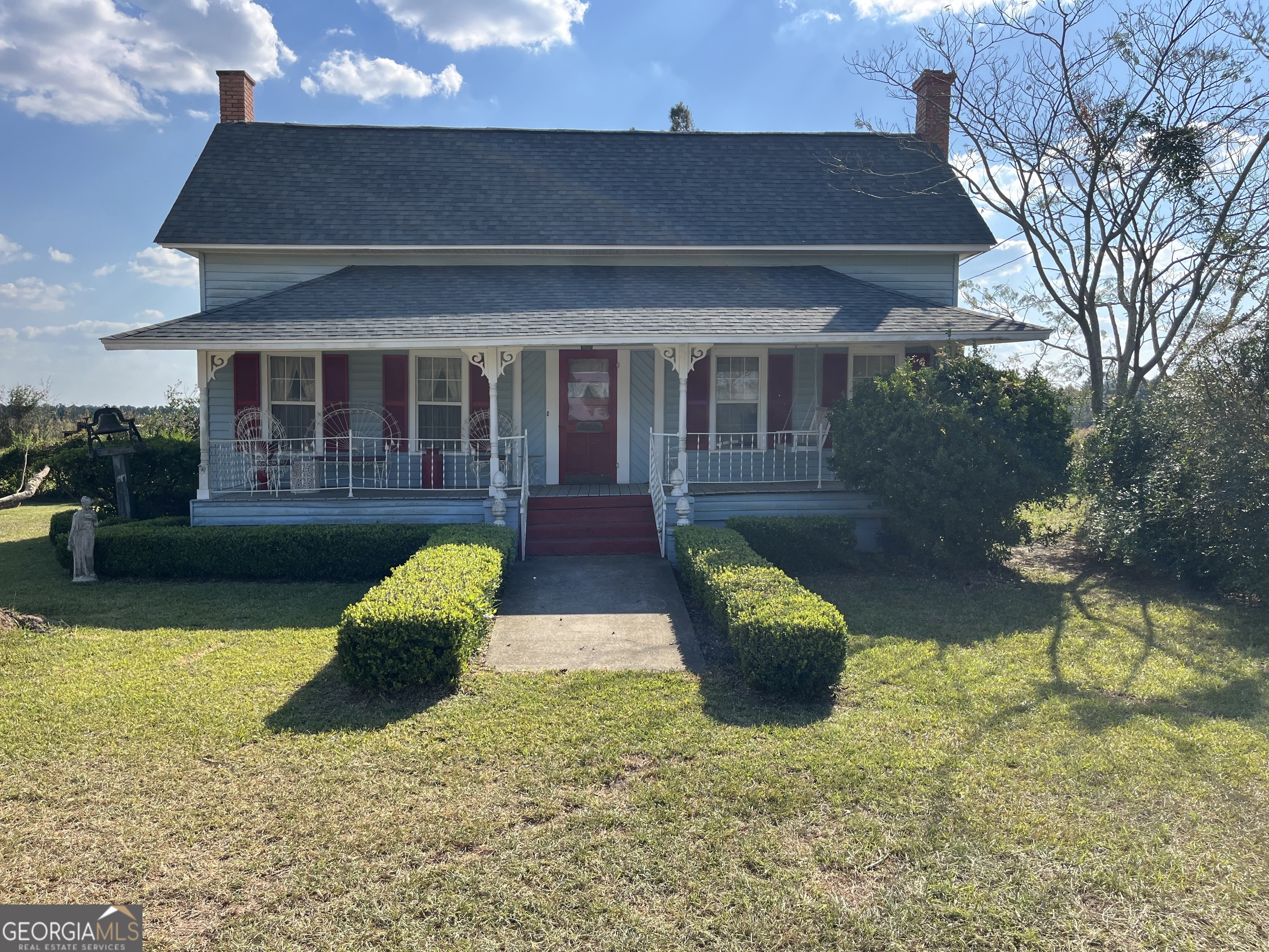 a view of a house with a yard