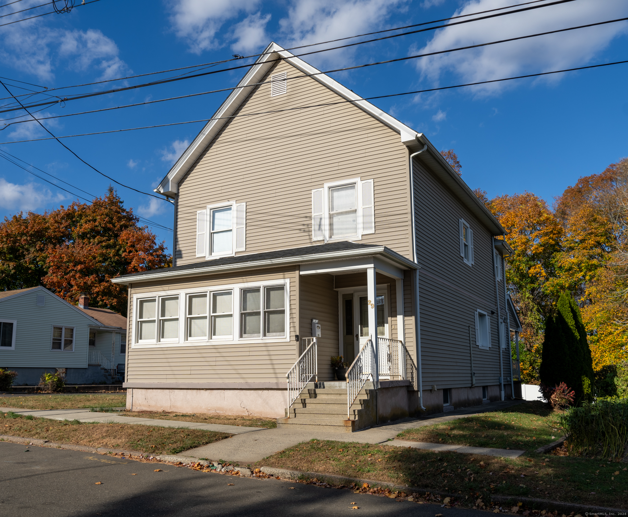 a view of a house with a yard