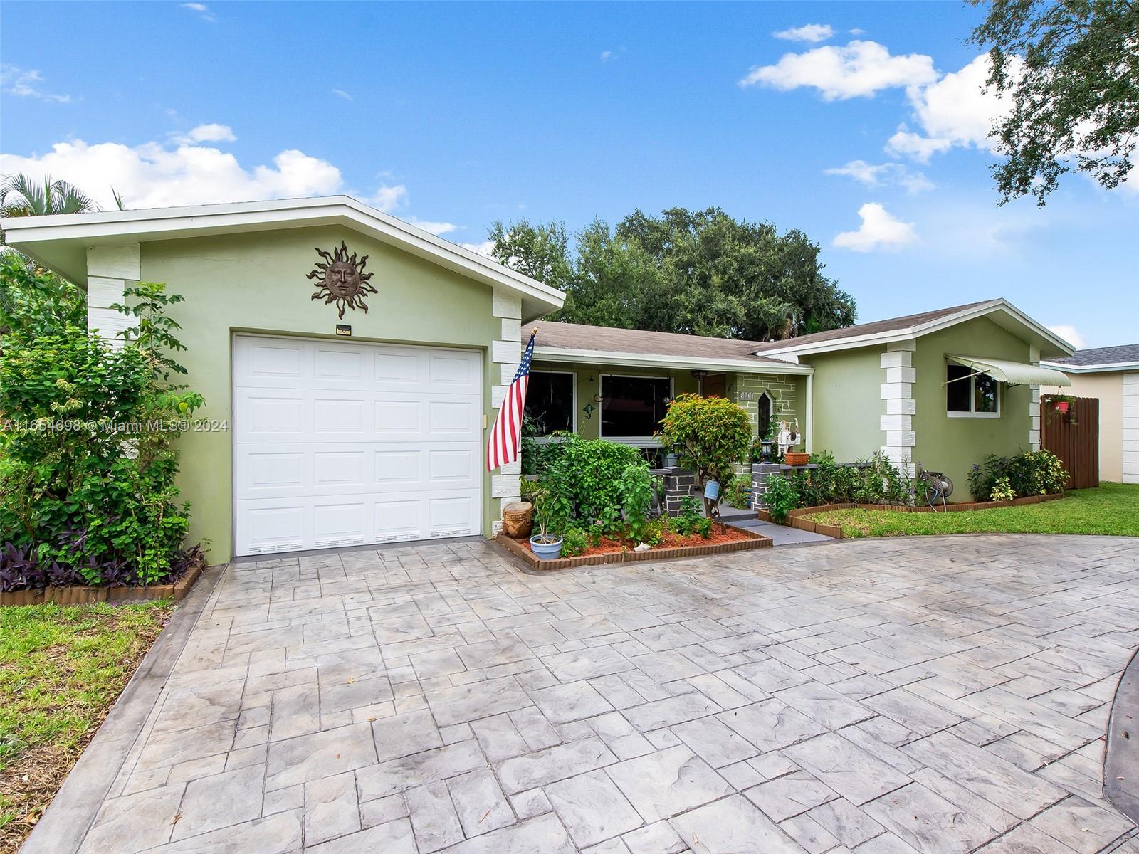 a view of a house with backyard and garden