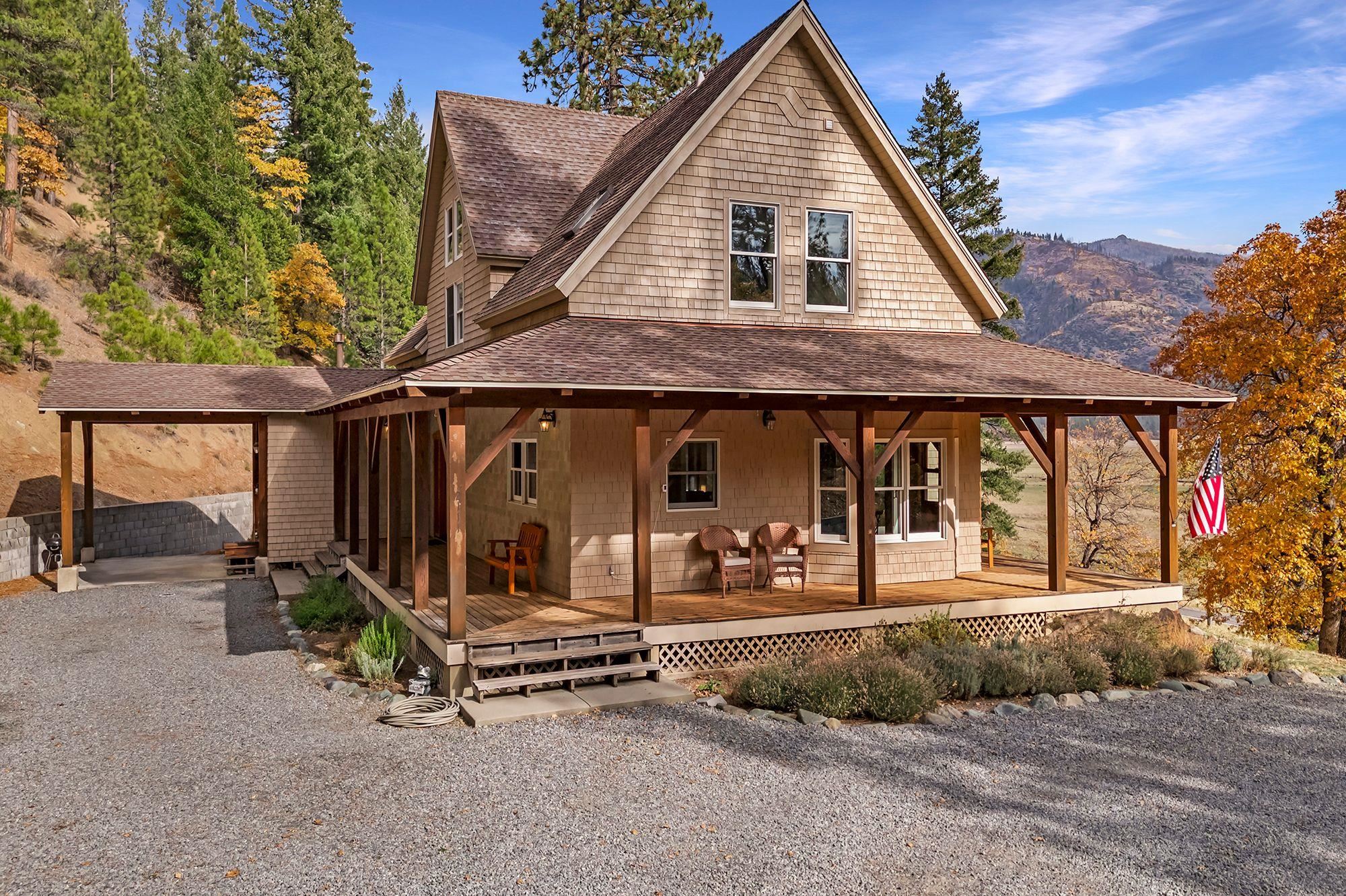 a view of a house with backyard and porch