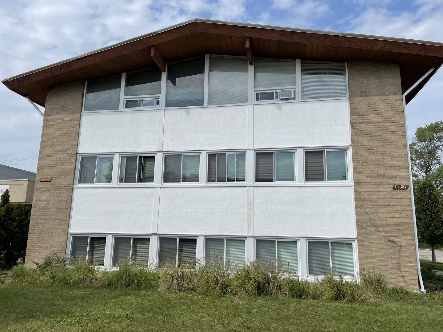 a large brick building has windows