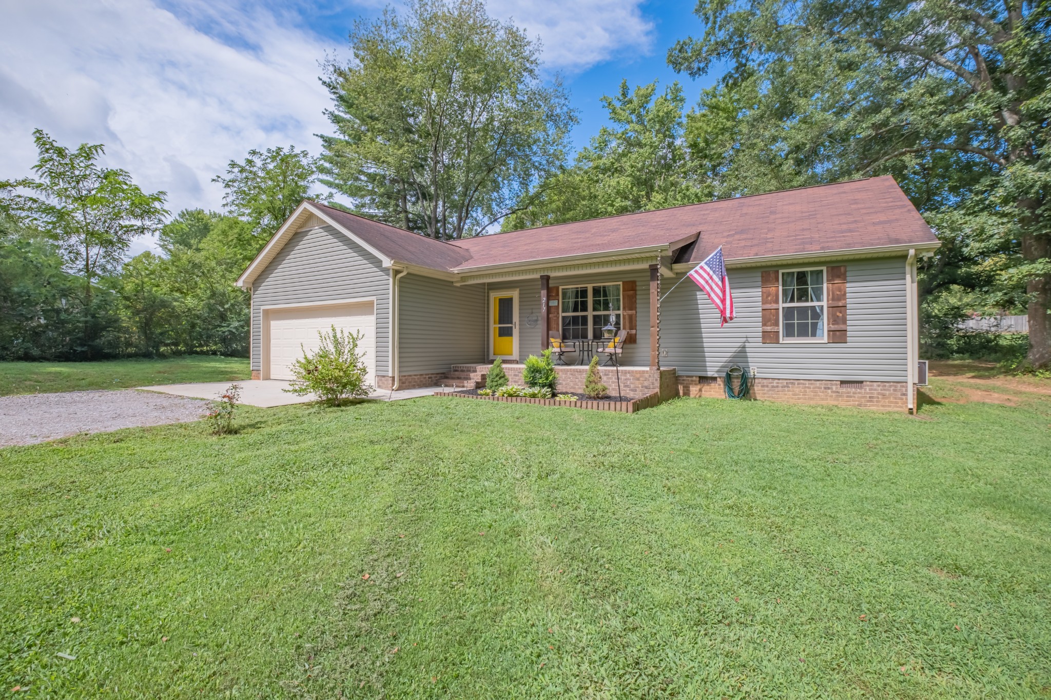 a view of a house with backyard and a garden