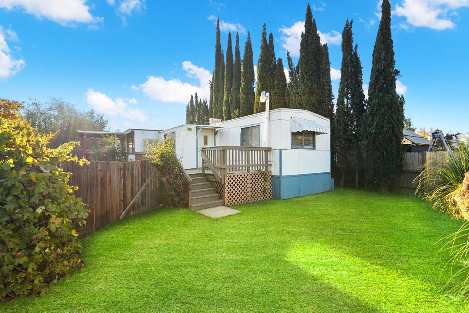 a view of a house with backyard and garden