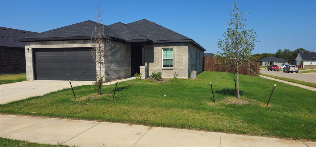 a view of a house with a backyard