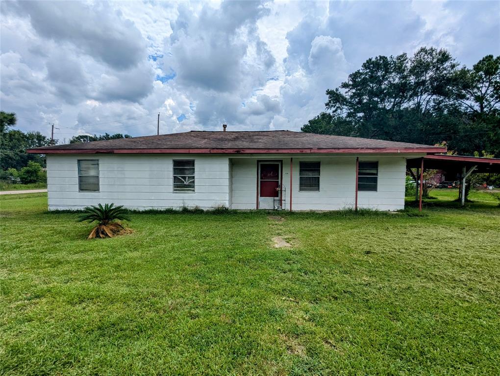 a view of a house with a backyard