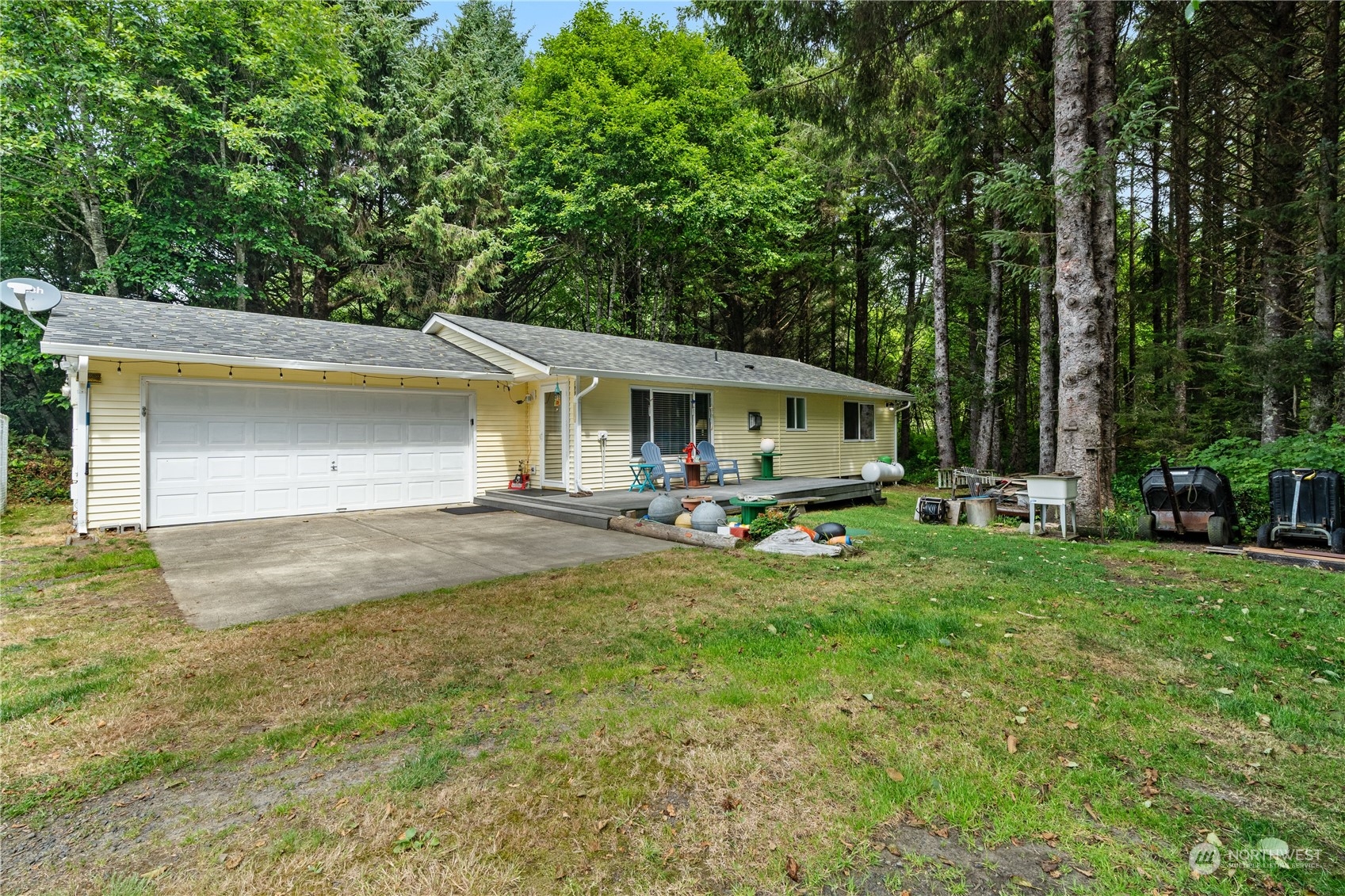 a view of backyard of the house