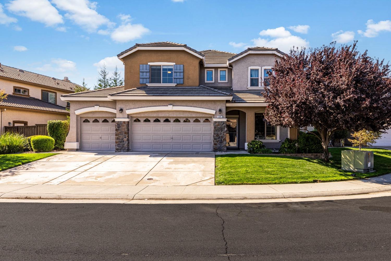 BEAUTIFUL HOME WITH A FOURTH (TANDEM) GARAGE SPACE