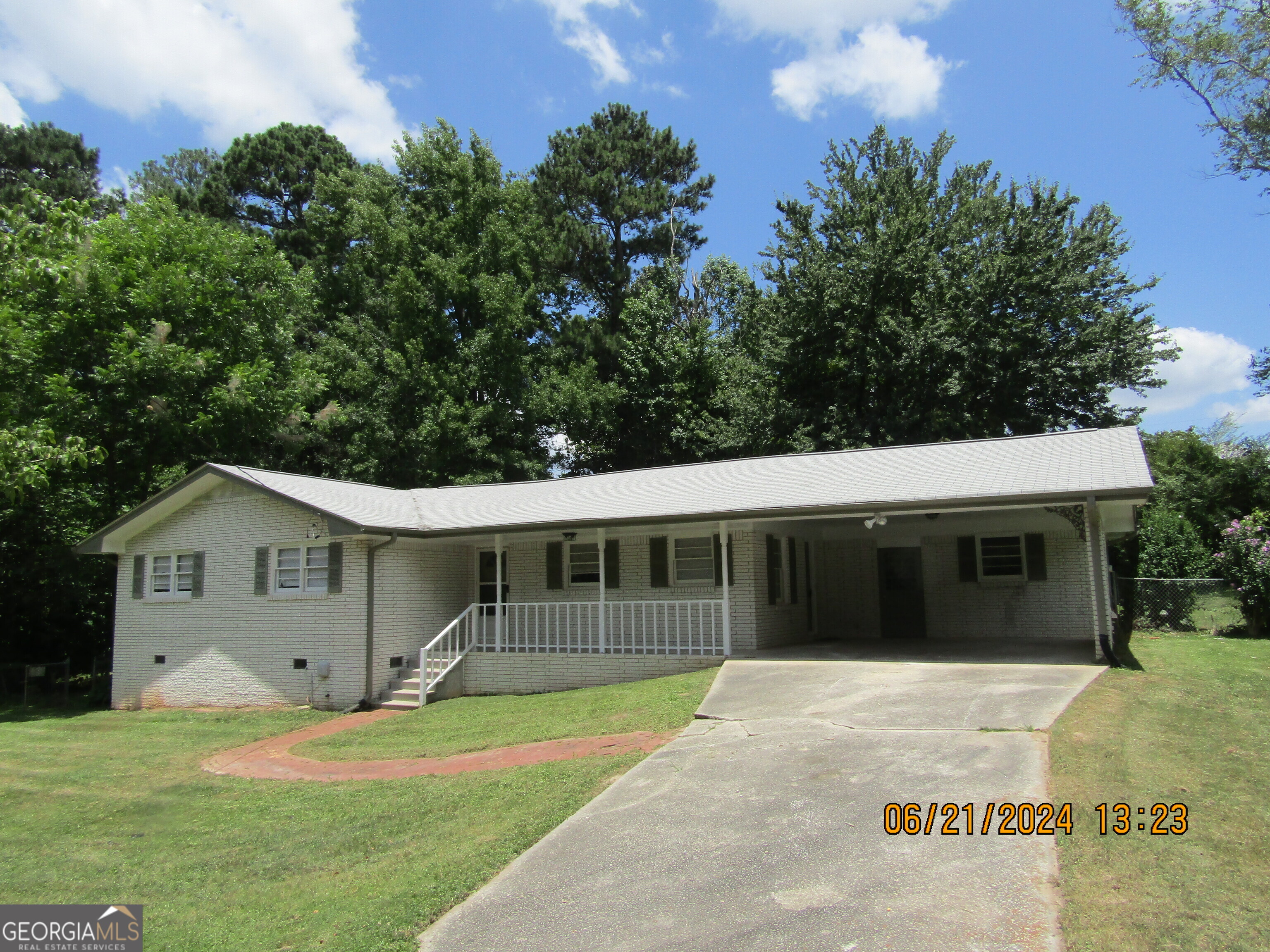 a view of front of house with a yard