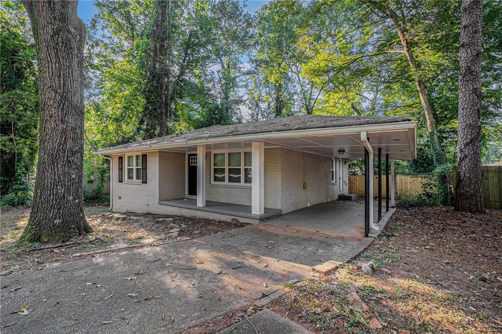 a view of a house with a yard