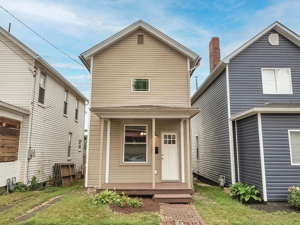 a view of a house with yard