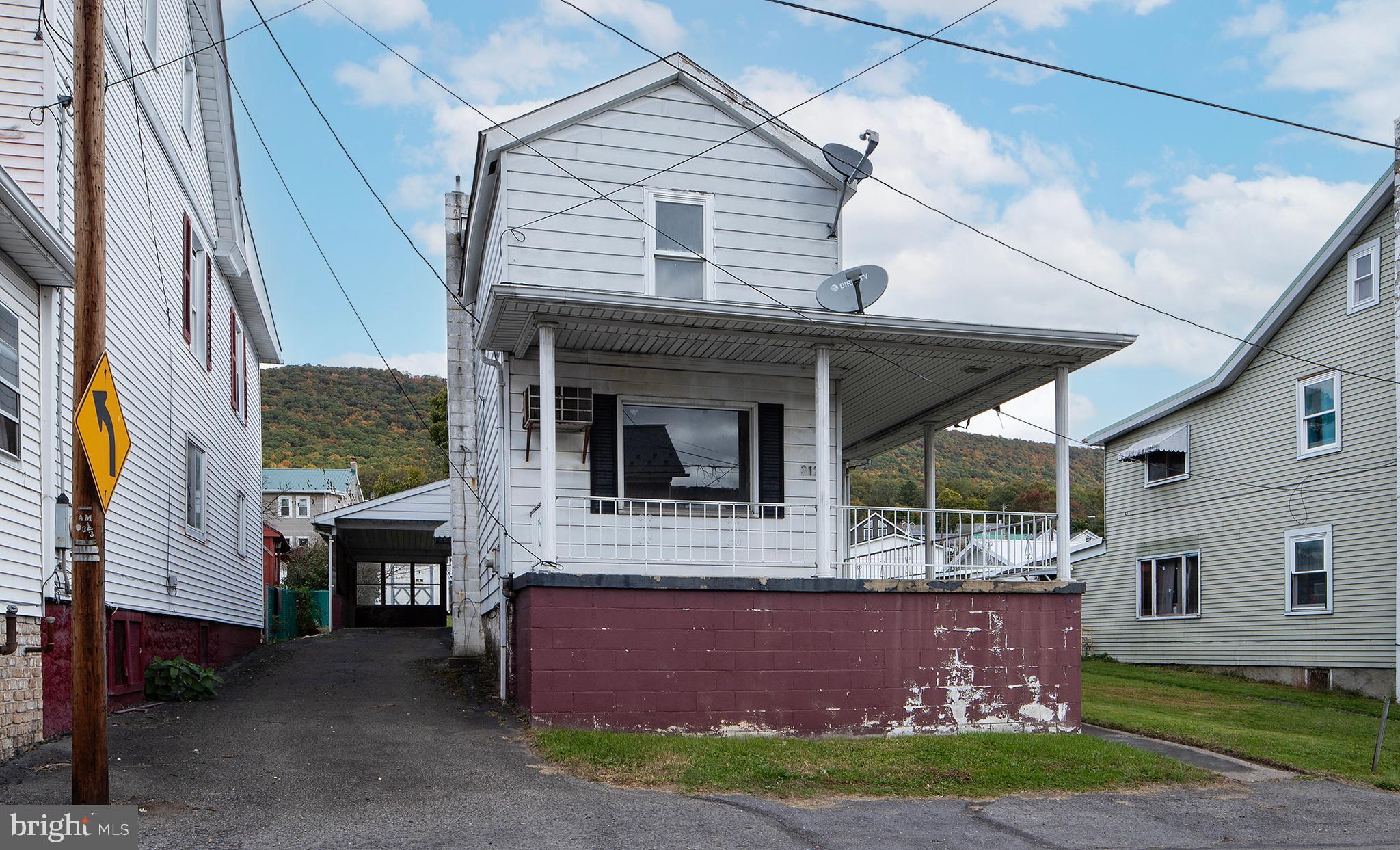 a view of house with a yard