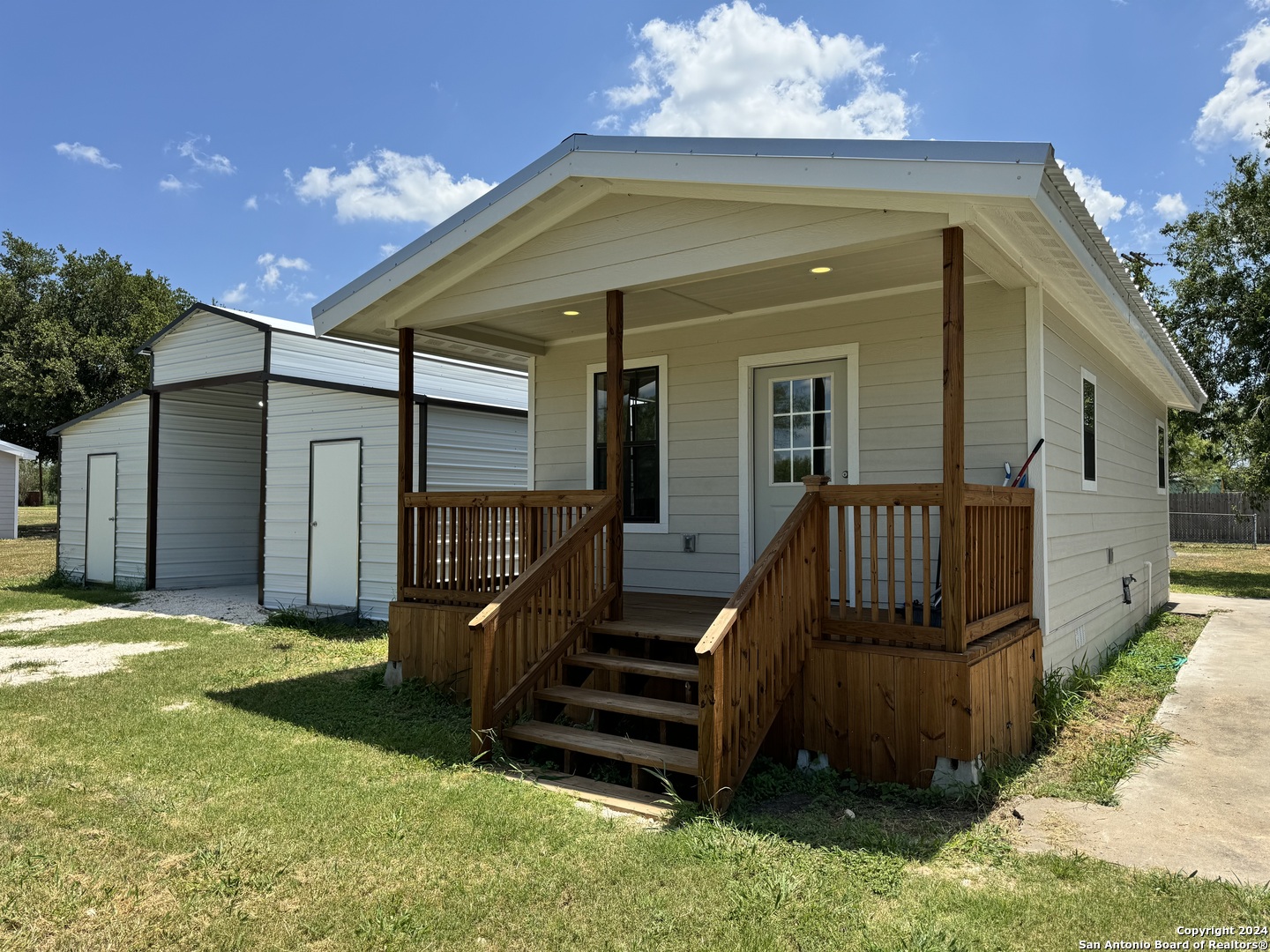 a view of a house with backyard and porch