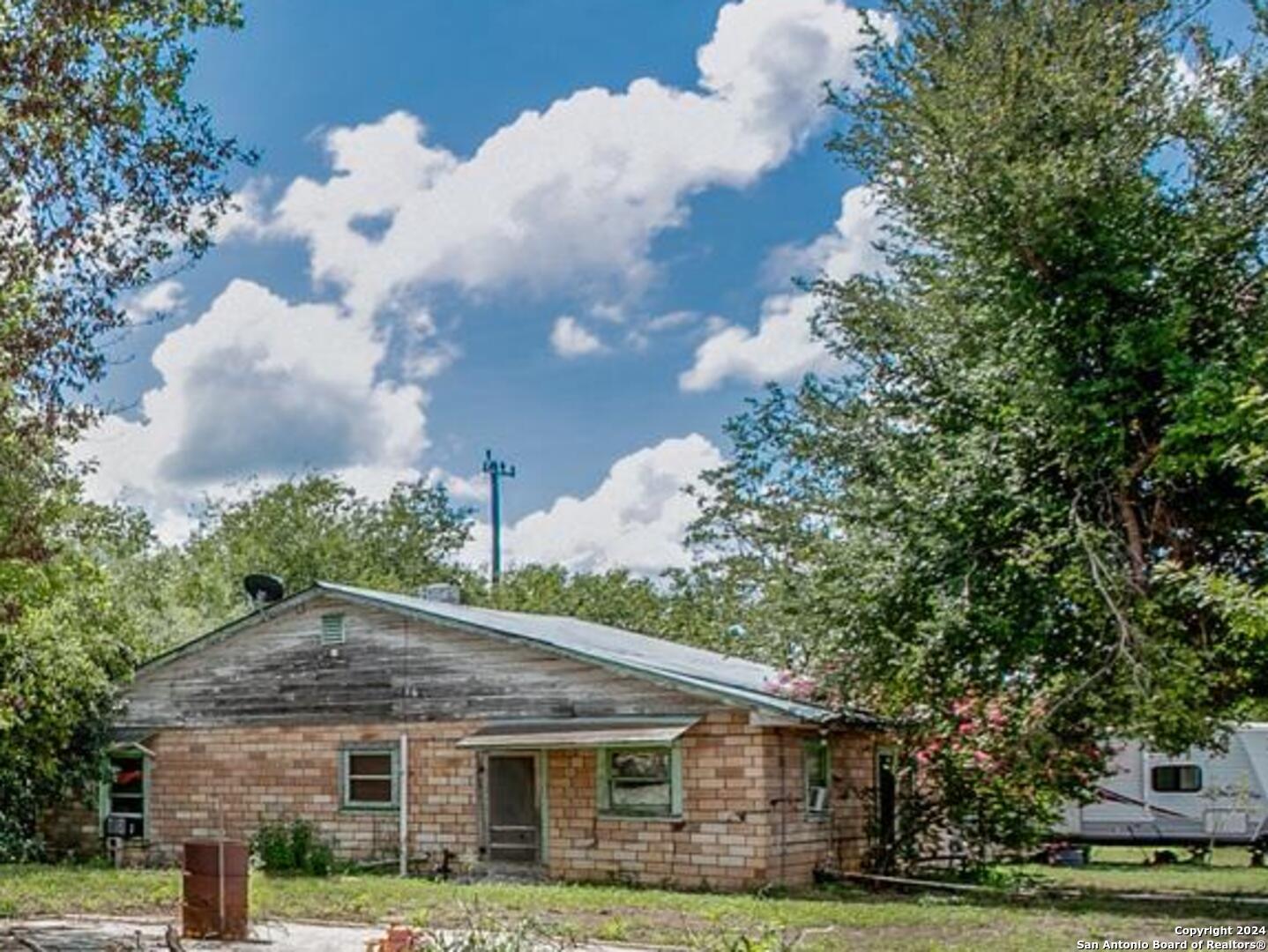 a view of a yard in front of a house