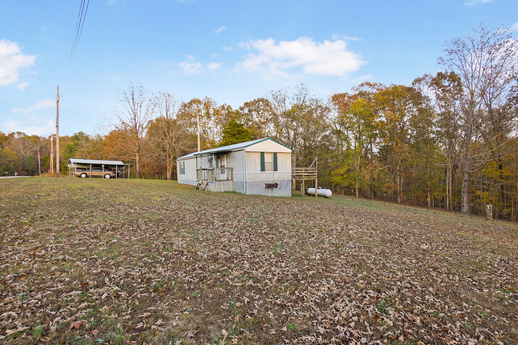 a view of a house with a backyard