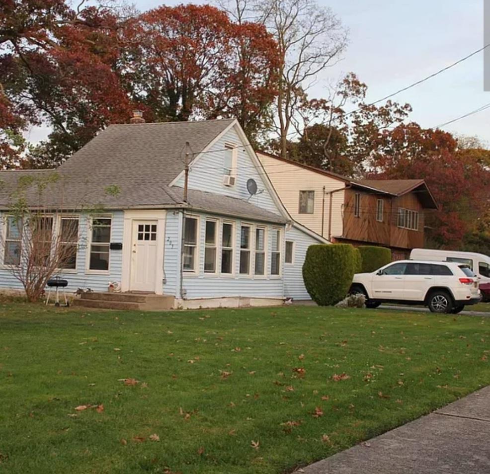 a view of a house with a yard