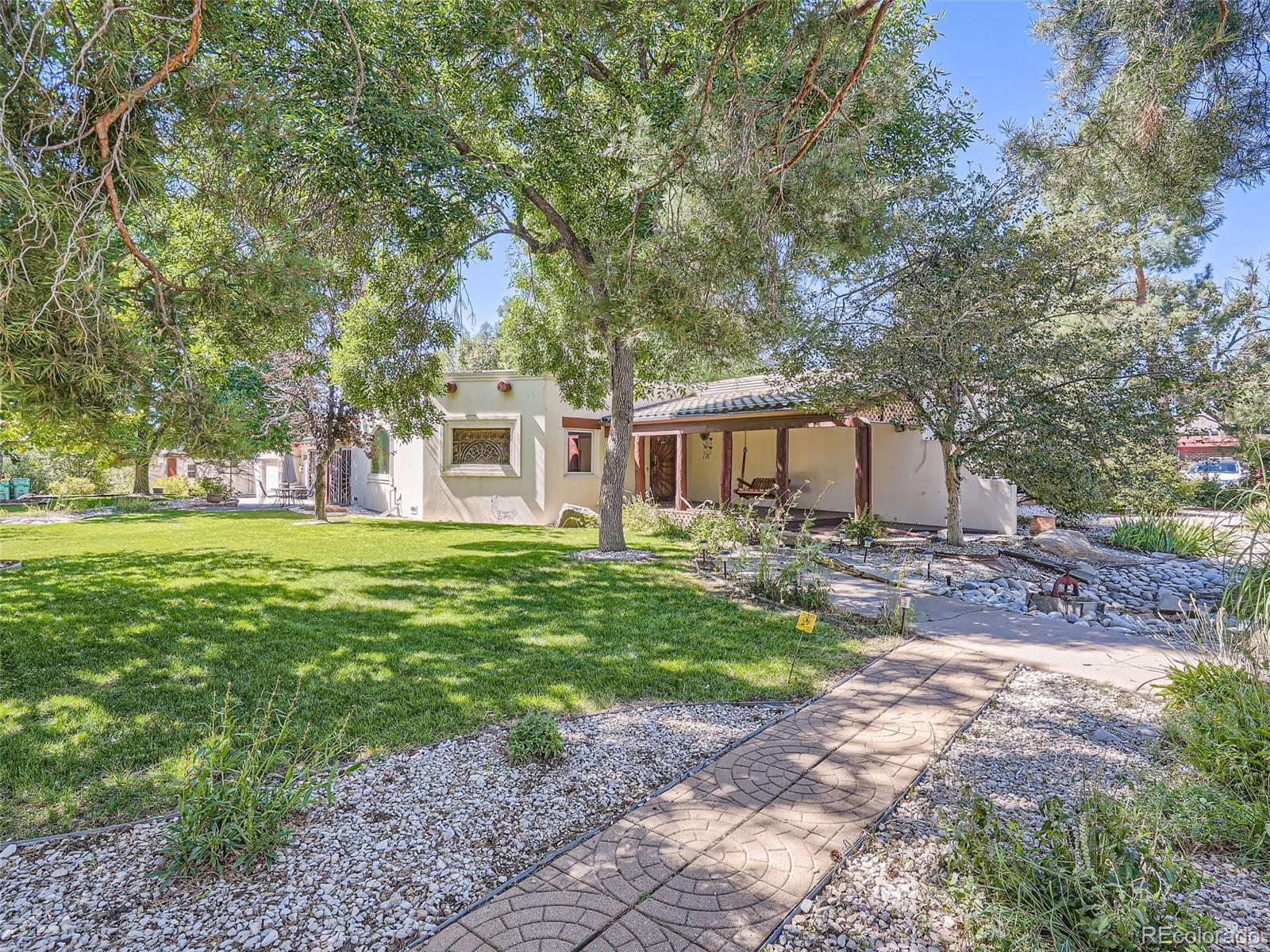 A modern house with a timeless appeal in Lakewood