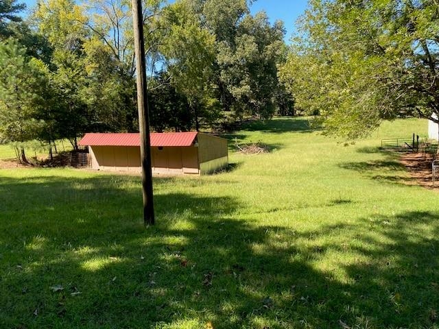 View of yard with an outdoor structure